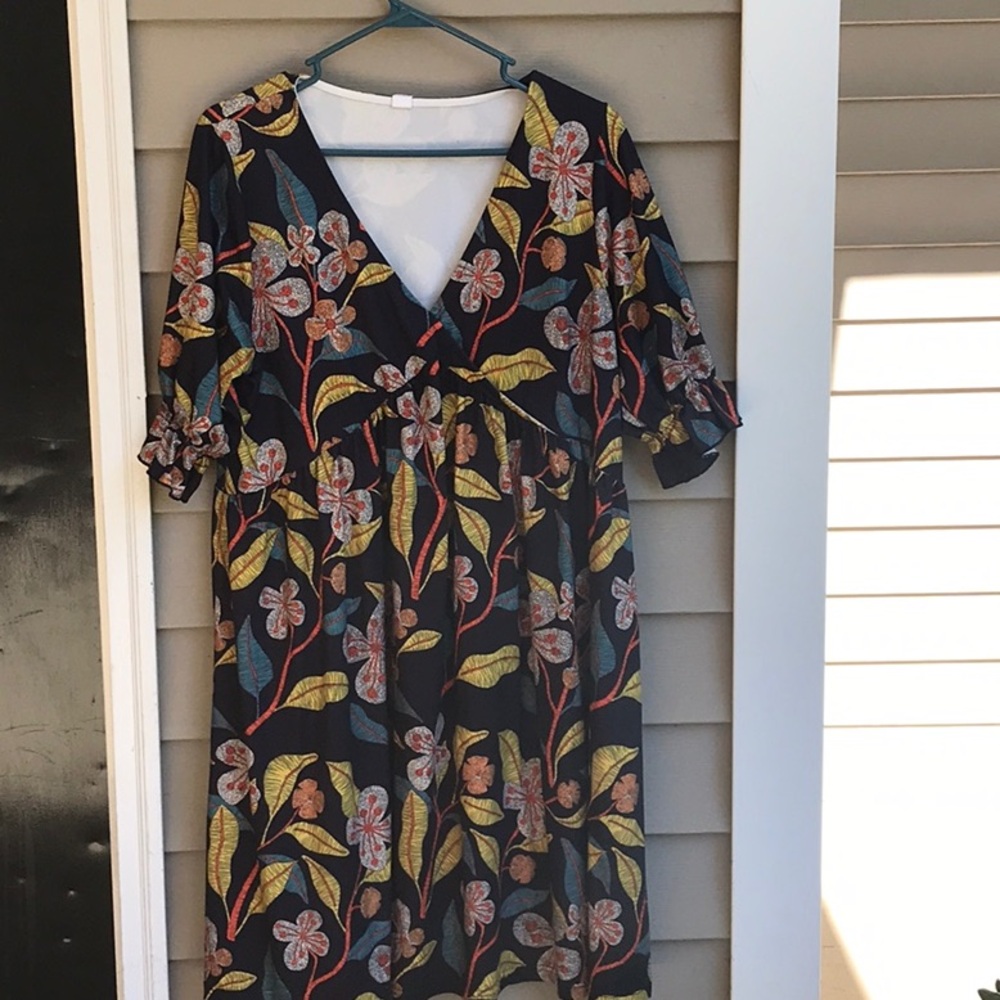 Grab this pretty dress while you can!  Size XL.